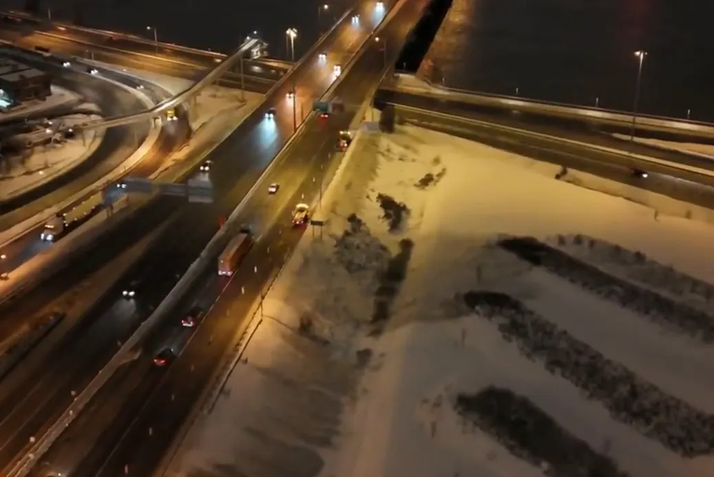 Vue aérienne de nuit d'une autoroute enneigée et de ses bretelles