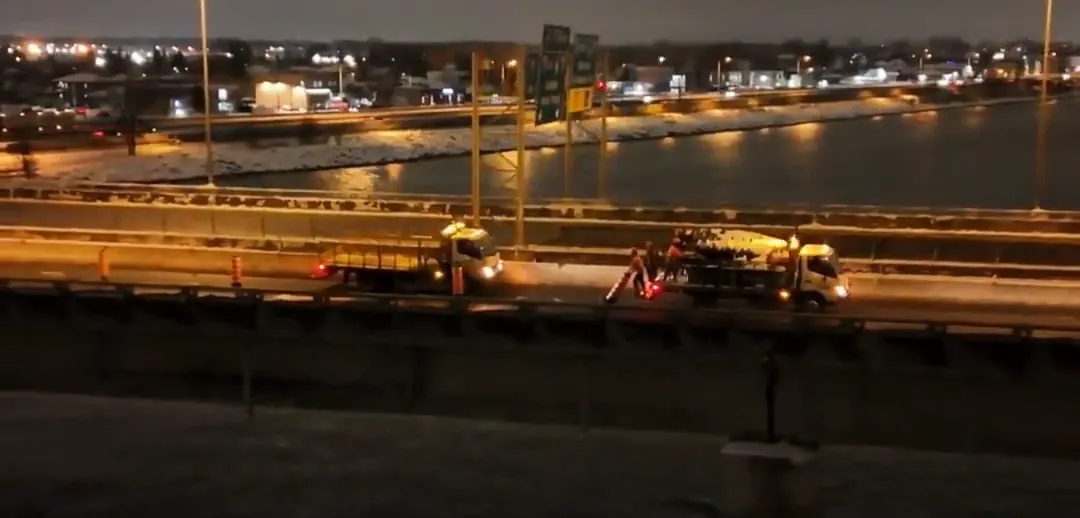 Camions de Teltech Signalisation sur un viaduc, de nuit