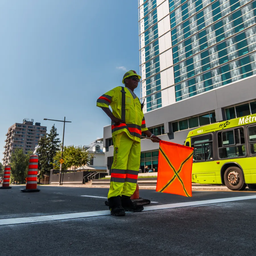 Signaleur routier McKinnon avec un drapeau à une intersection