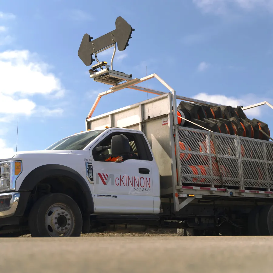 Camion McKinnon équipé d’une flèche de signalisation