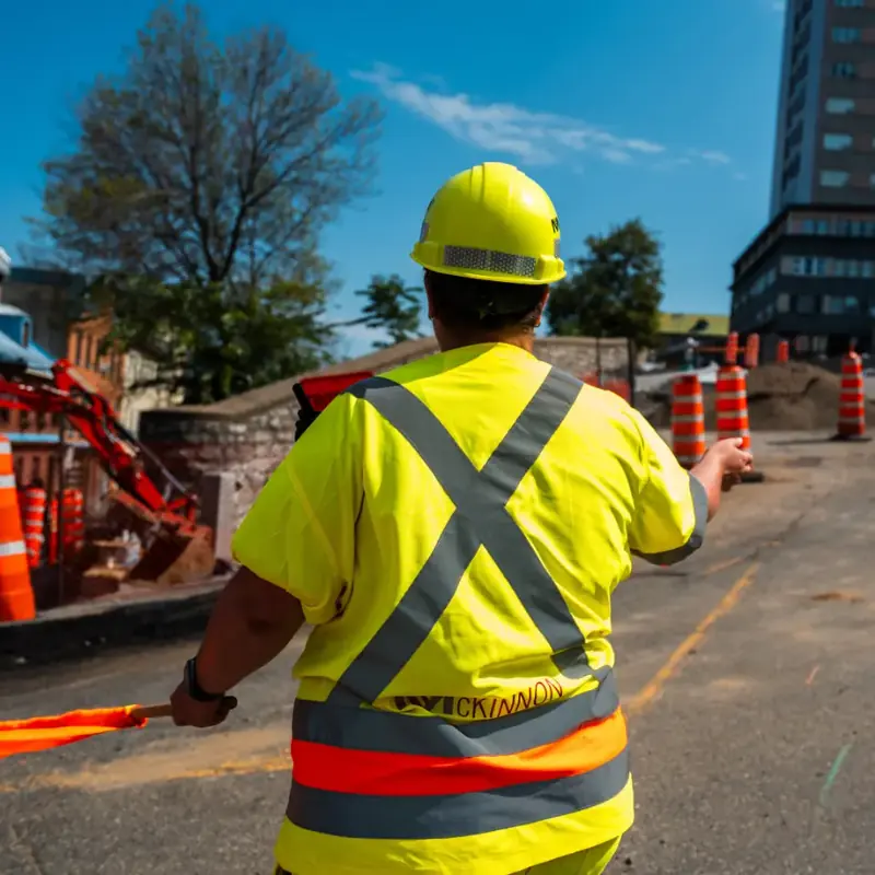Signaleur routier McKinnon dirigeant la circulation sur un chantier