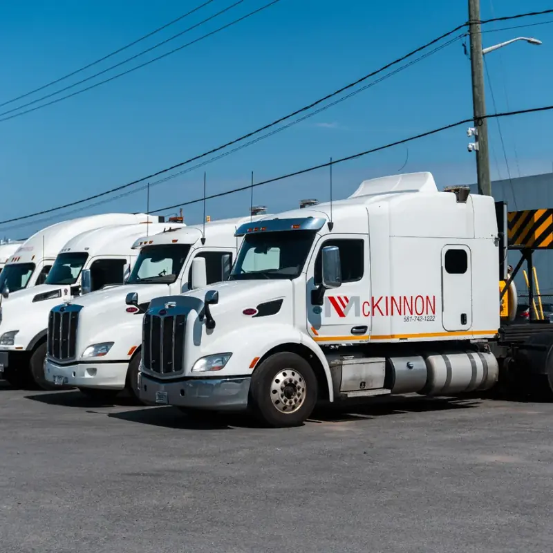 Flotte de camions McKinnon pour la livraison et l’installation de signalisation